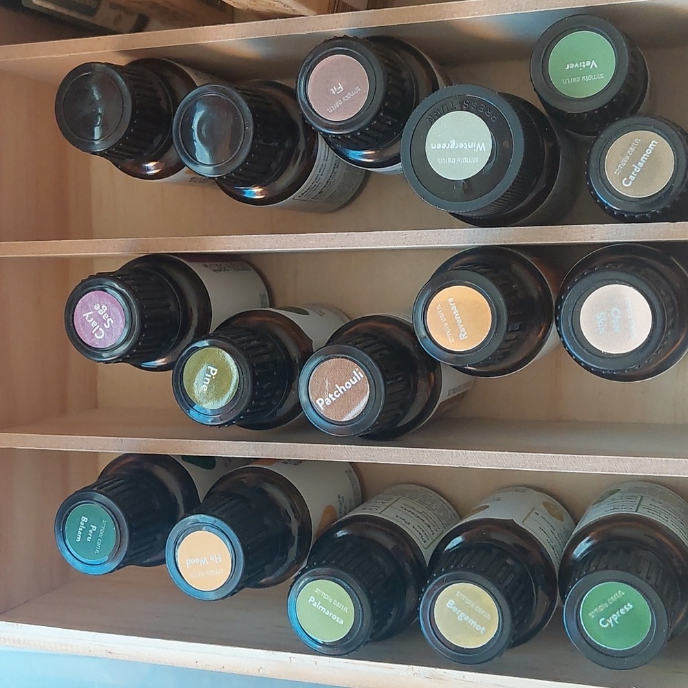 Simply Earth Essential Oils Lot With Case - Picture 2 of 6